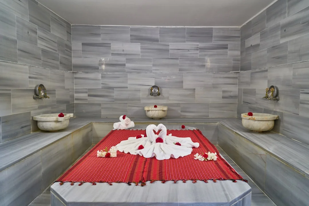Un couple emballe des cartons étiquetés dans un salon minimaliste, en se préparant pour le jour du déménagement.